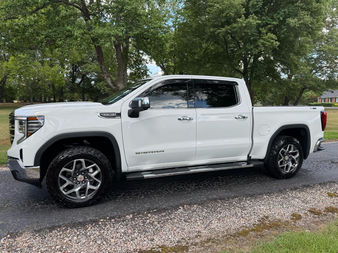 GMC Sierra 1500 4WD Crew Cab 147" SLT 2023