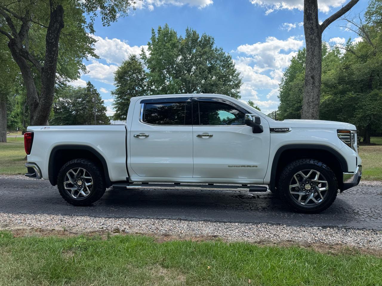 GMC Sierra 1500 4WD Crew Cab 147" SLT 2023