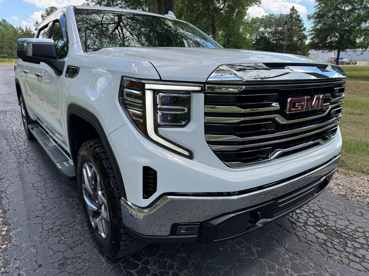 GMC Sierra 1500 4WD Crew Cab 147" SLT 2023