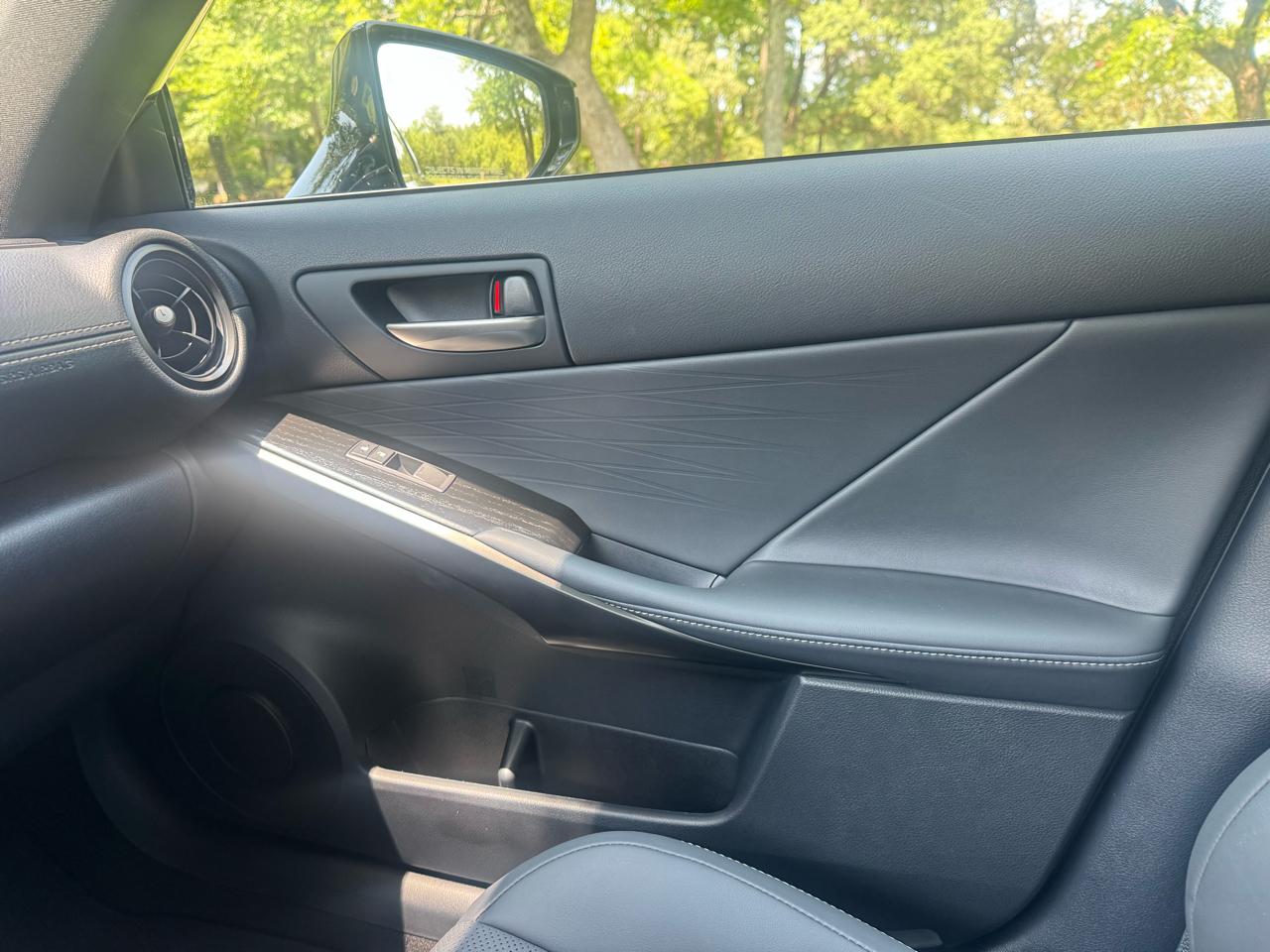 Lexus IS 300 RWD 2023