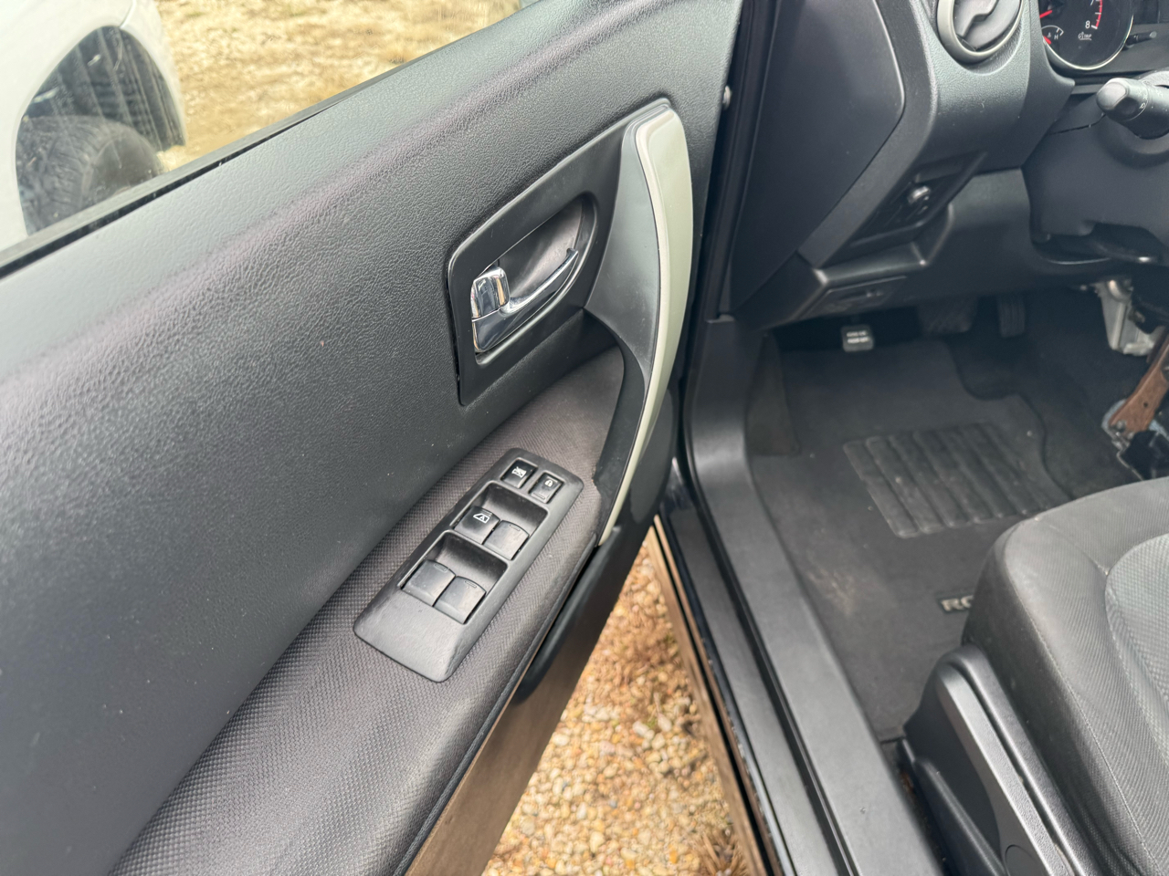 Nissan Rogue S FWD Krom Edition 2011