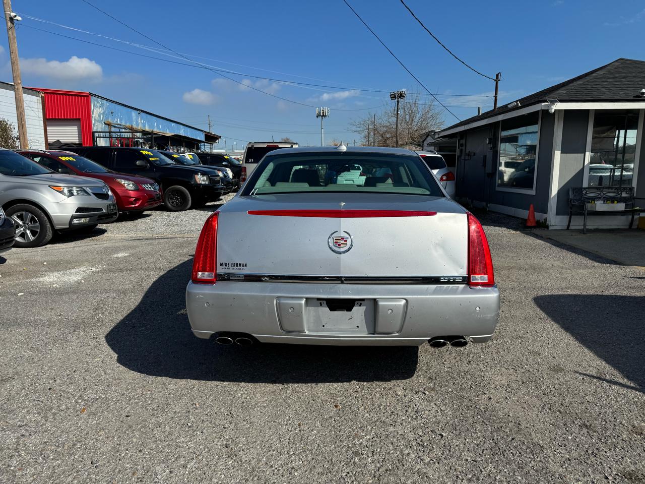 Cadillac DTS Luxury 2011