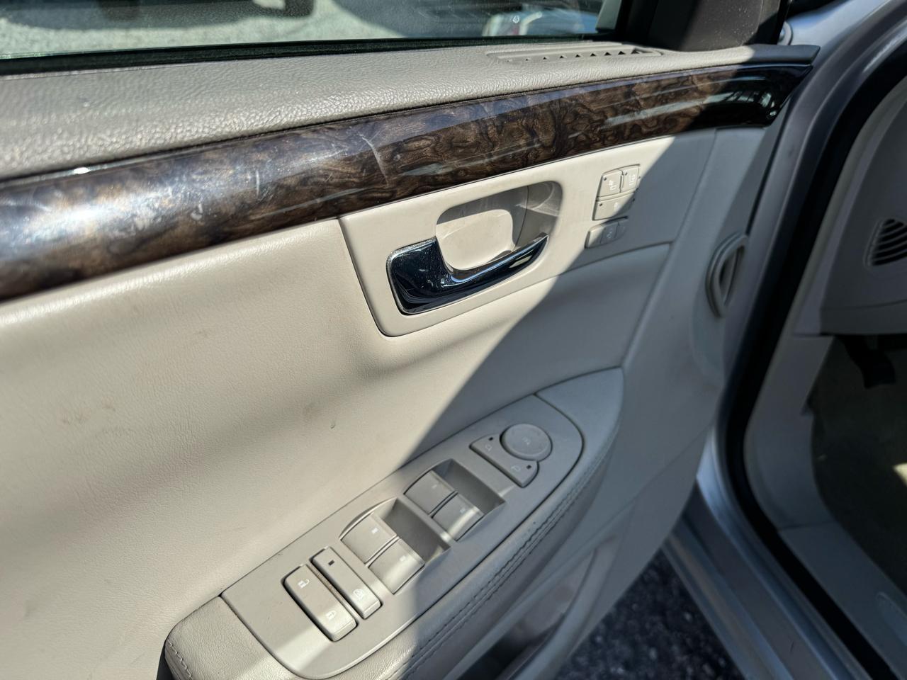 Cadillac DTS Luxury 2011