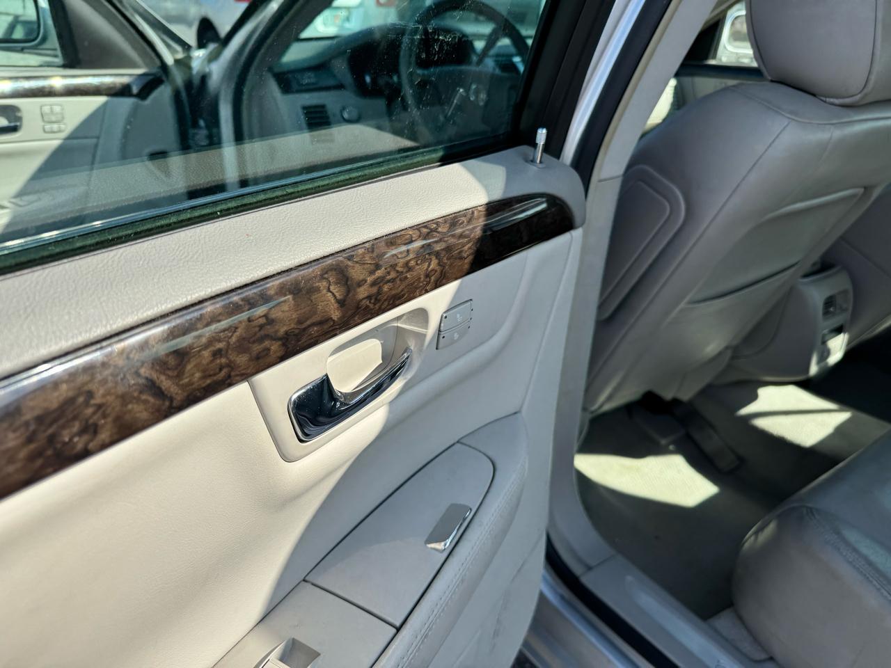 Cadillac DTS Luxury 2011