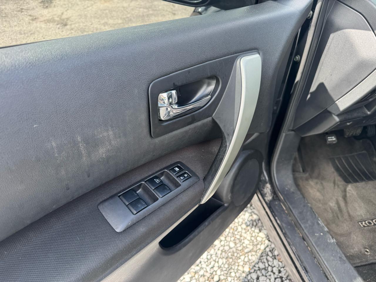 Nissan Rogue S FWD Krom Edition 2012