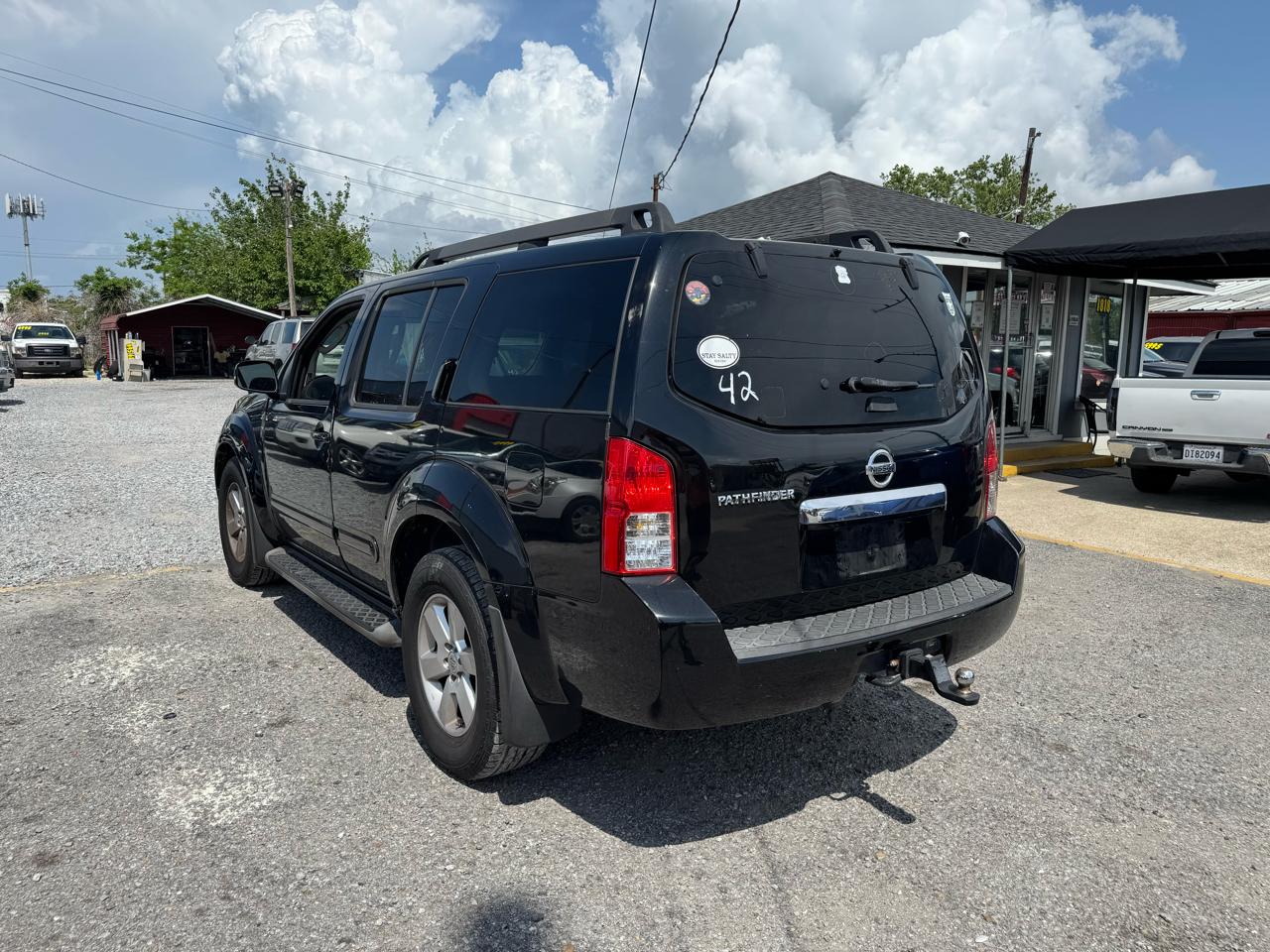 Nissan Pathfinder LE 2WD 2011