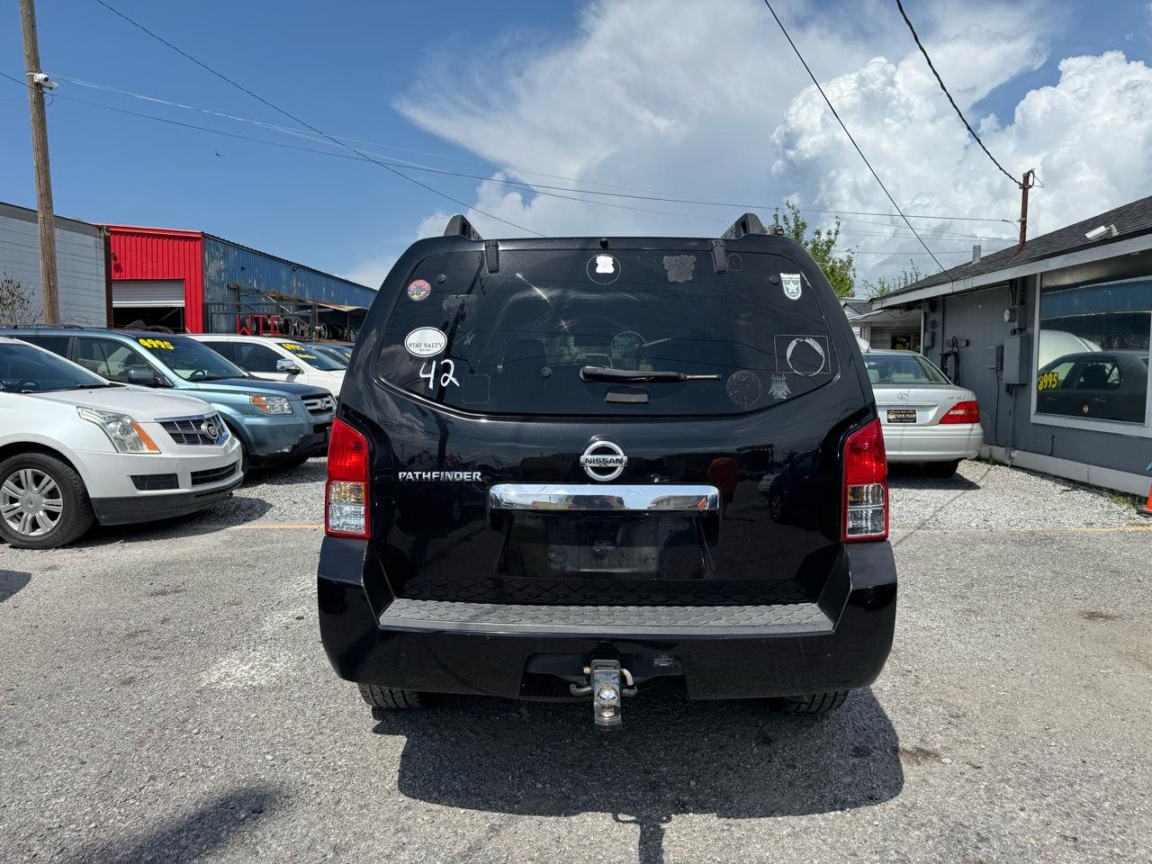 Nissan Pathfinder LE 2WD 2011