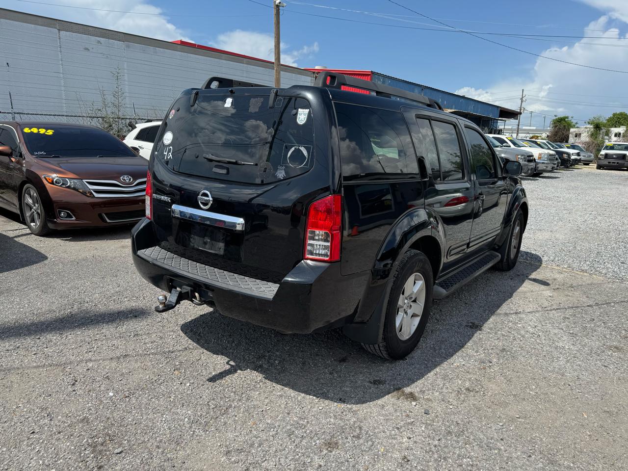 Nissan Pathfinder LE 2WD 2011