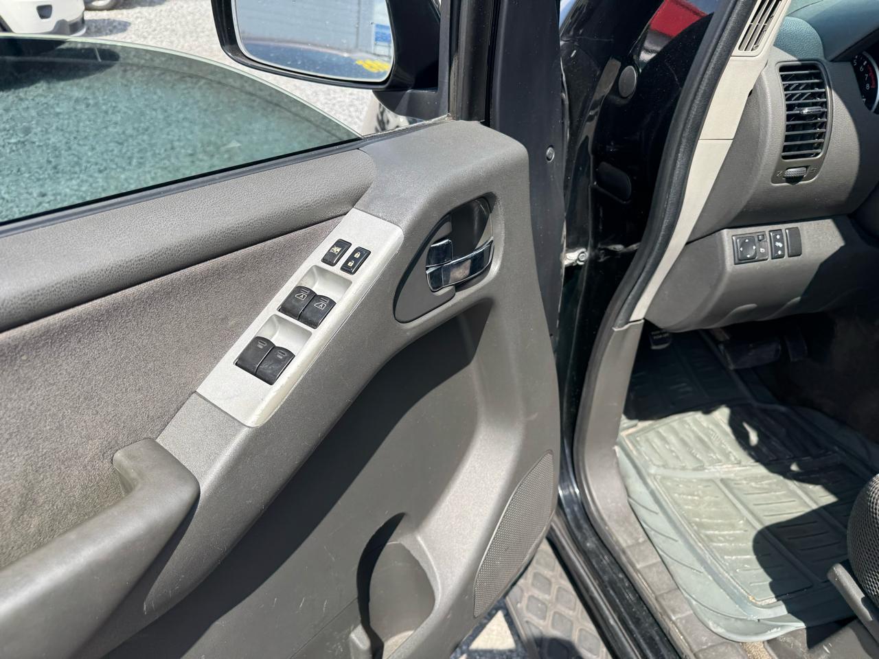 Nissan Pathfinder LE 2WD 2011