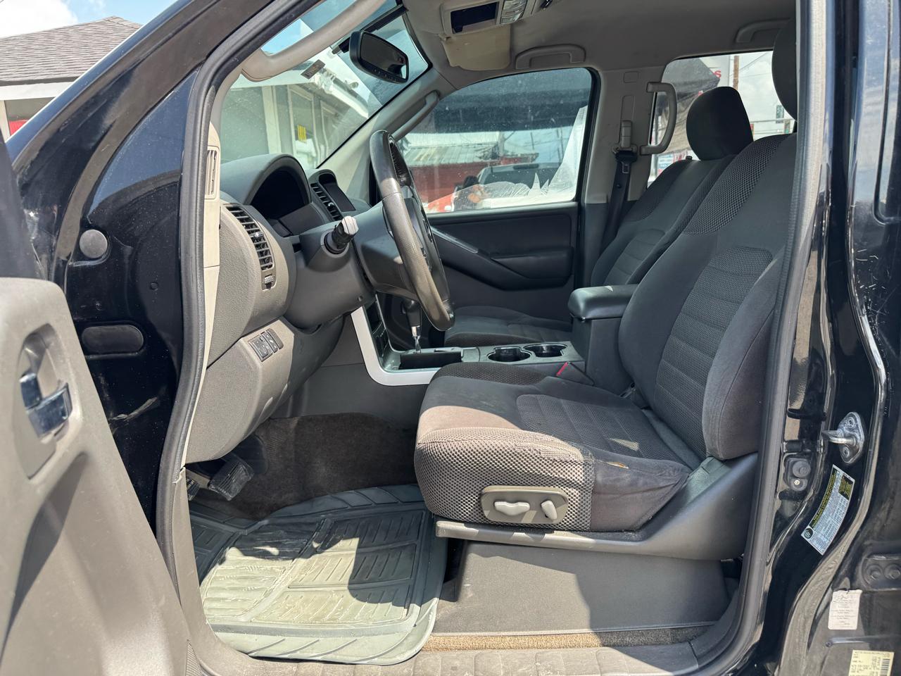 Nissan Pathfinder LE 2WD 2011