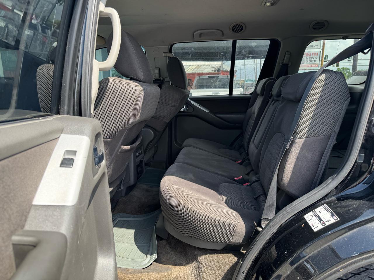 Nissan Pathfinder LE 2WD 2011