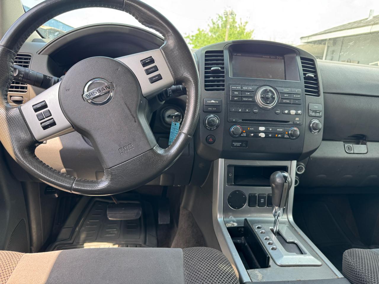 Nissan Pathfinder LE 2WD 2011