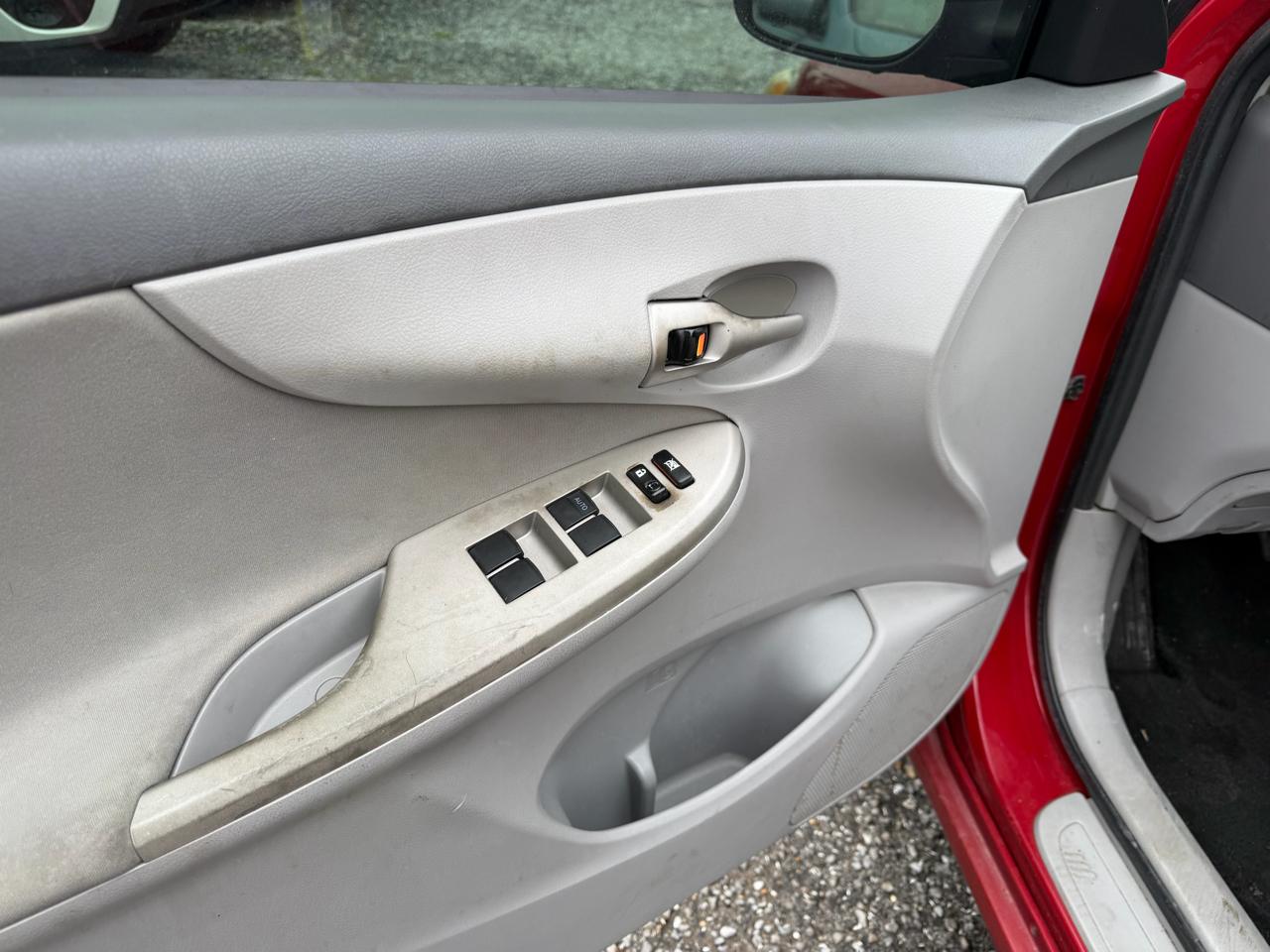 Toyota Corolla Base 5-Speed MT 2010