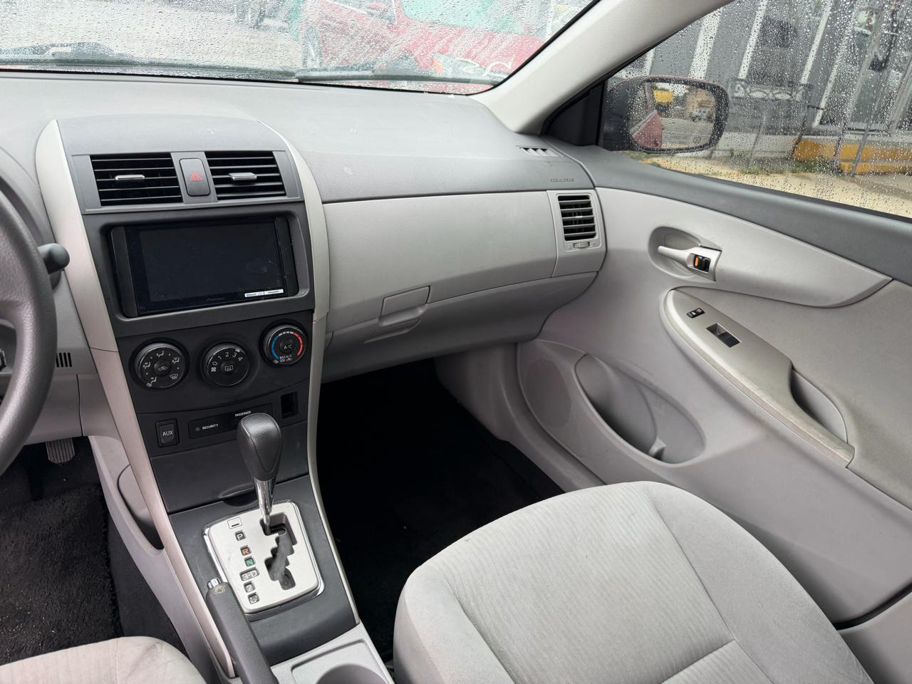 Toyota Corolla Base 5-Speed MT 2010