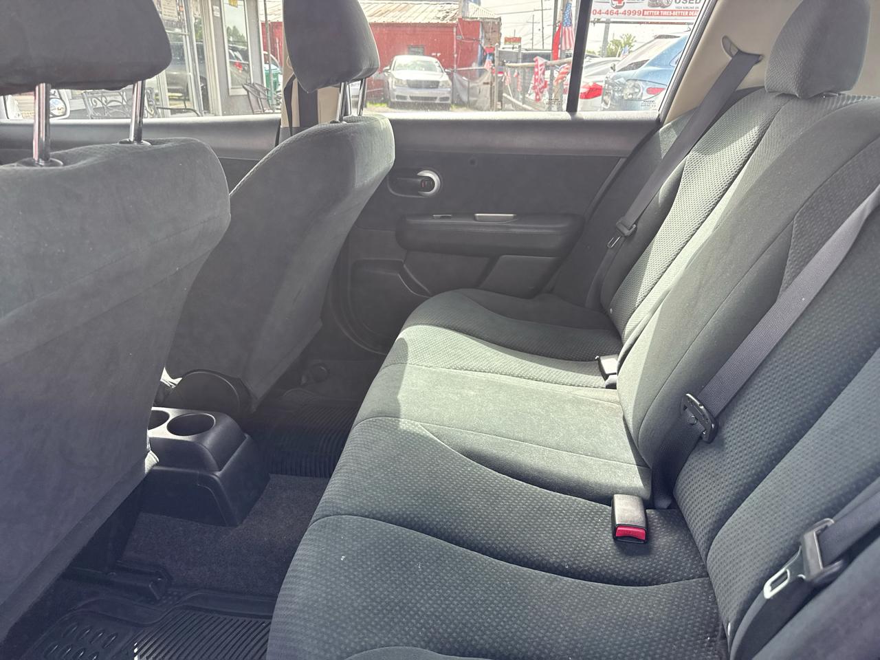 Nissan Versa 1.8 SL Hatchback 2012