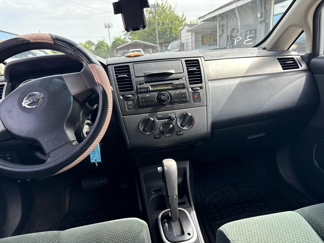 Nissan Versa 1.8 SL Hatchback 2012