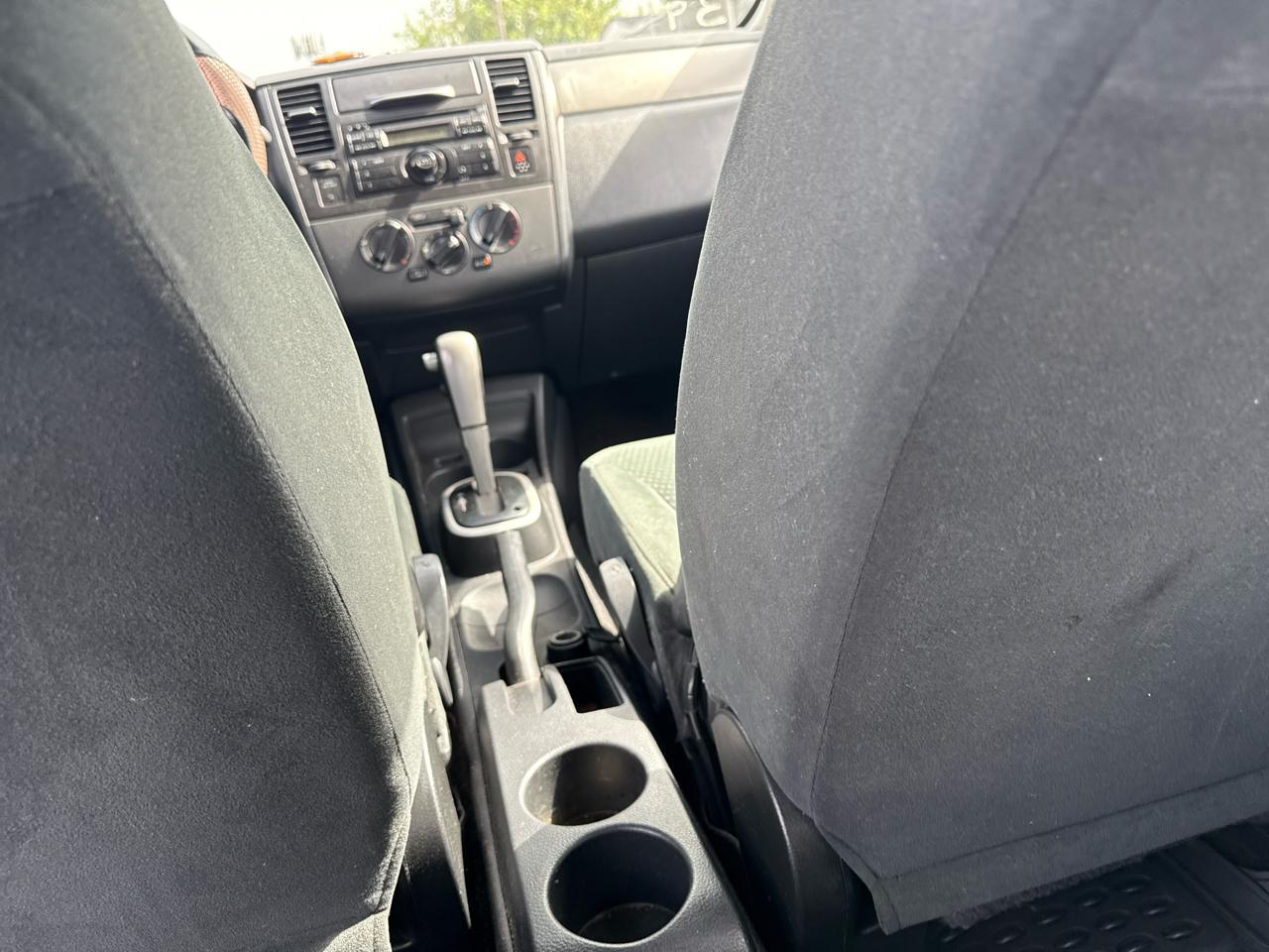 Nissan Versa 1.8 SL Hatchback 2012
