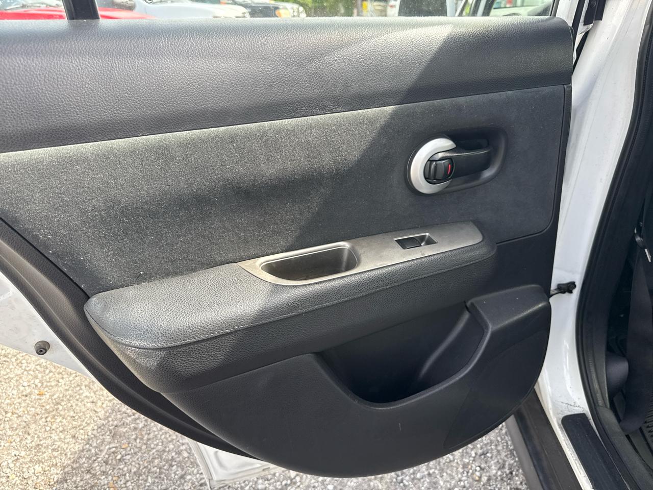 Nissan Versa 1.8 SL Hatchback 2012