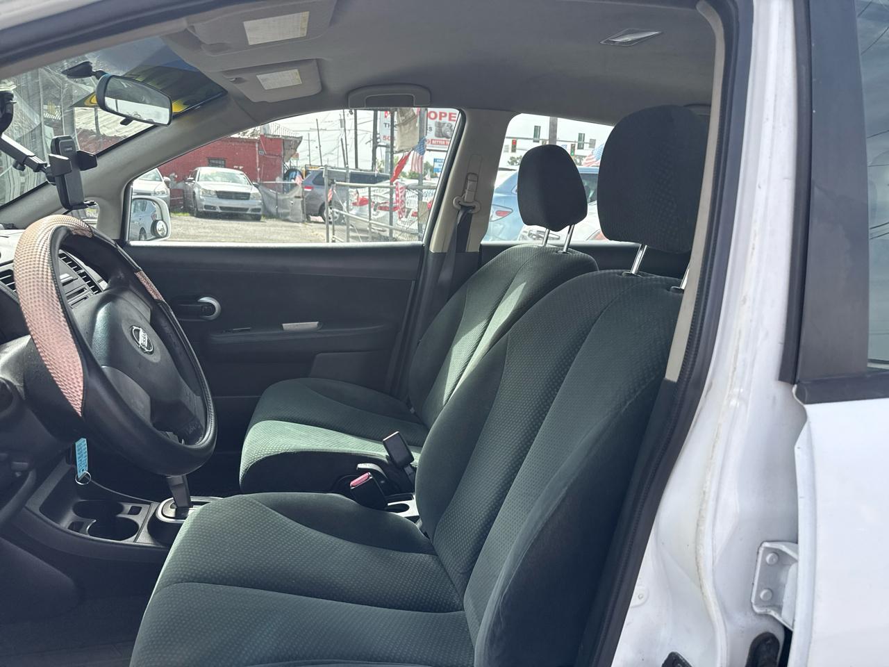 Nissan Versa 1.8 SL Hatchback 2012