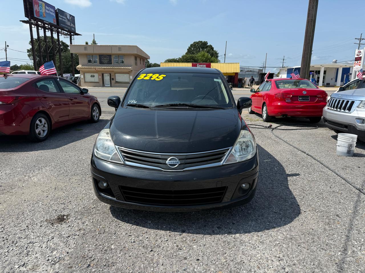 Nissan Versa 1.8 SL Hatchback 2011