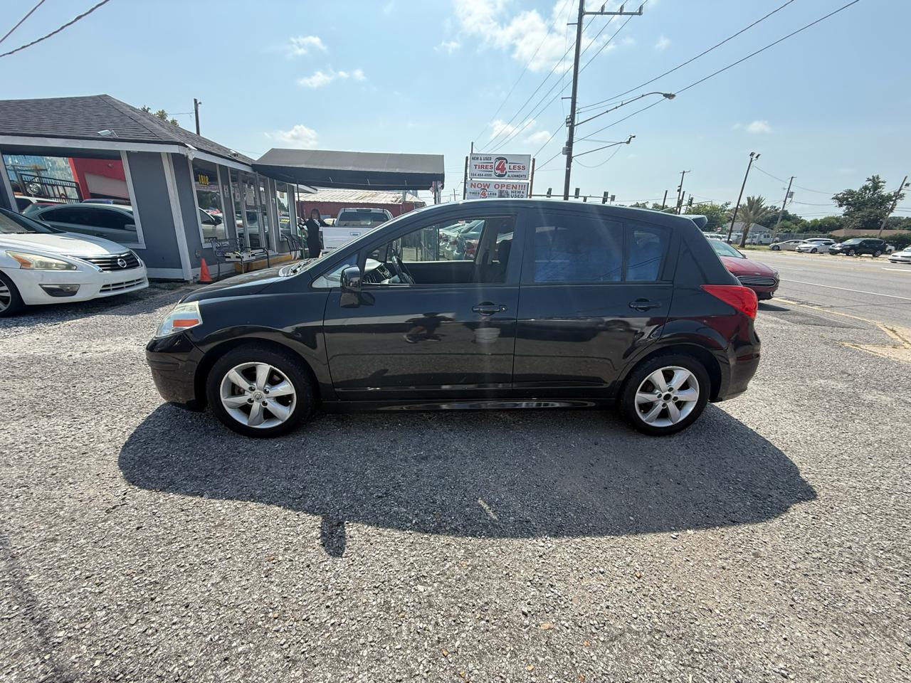 Nissan Versa 1.8 SL Hatchback 2011