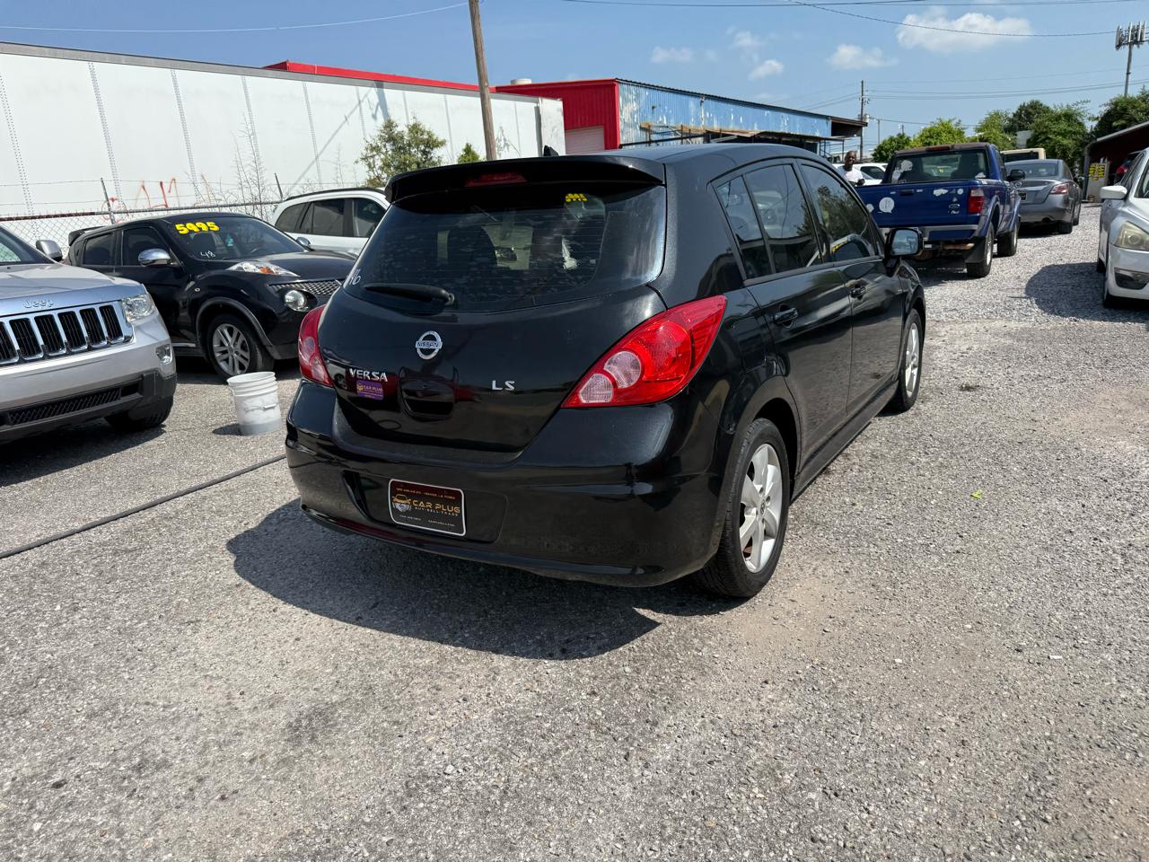 Nissan Versa 1.8 SL Hatchback 2011