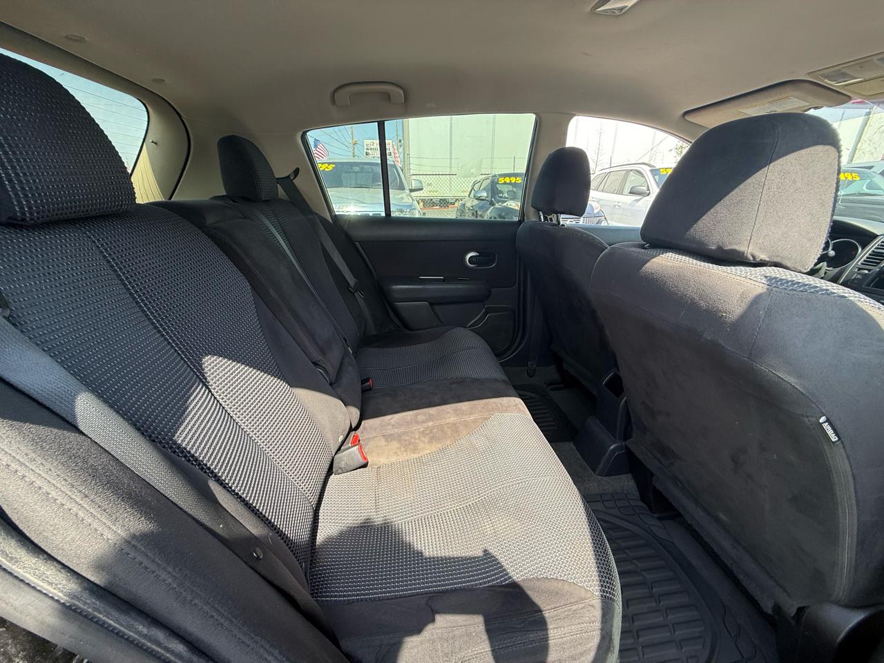 Nissan Versa 1.8 SL Hatchback 2011