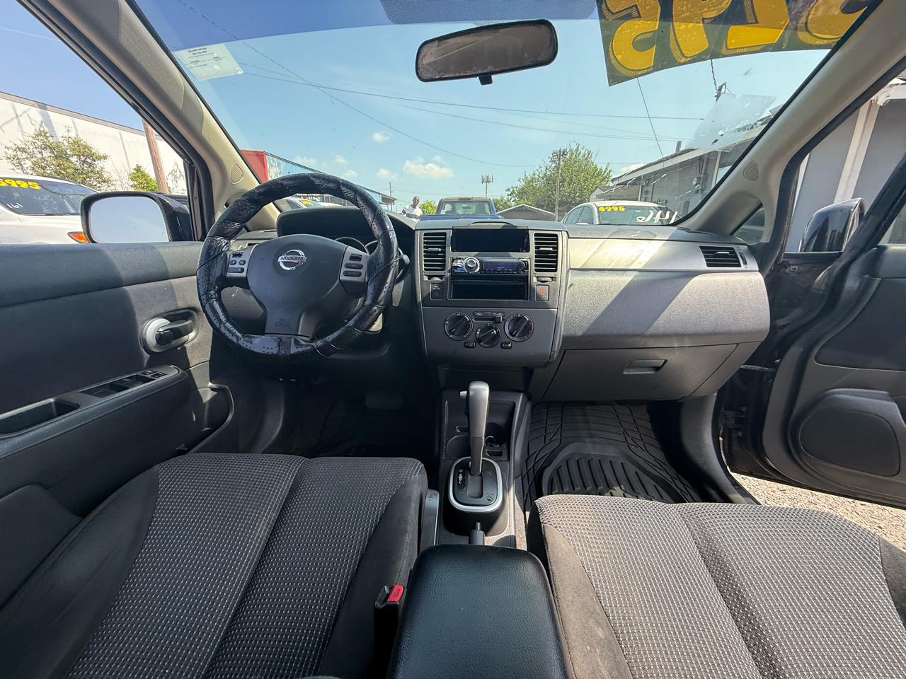 Nissan Versa 1.8 SL Hatchback 2011