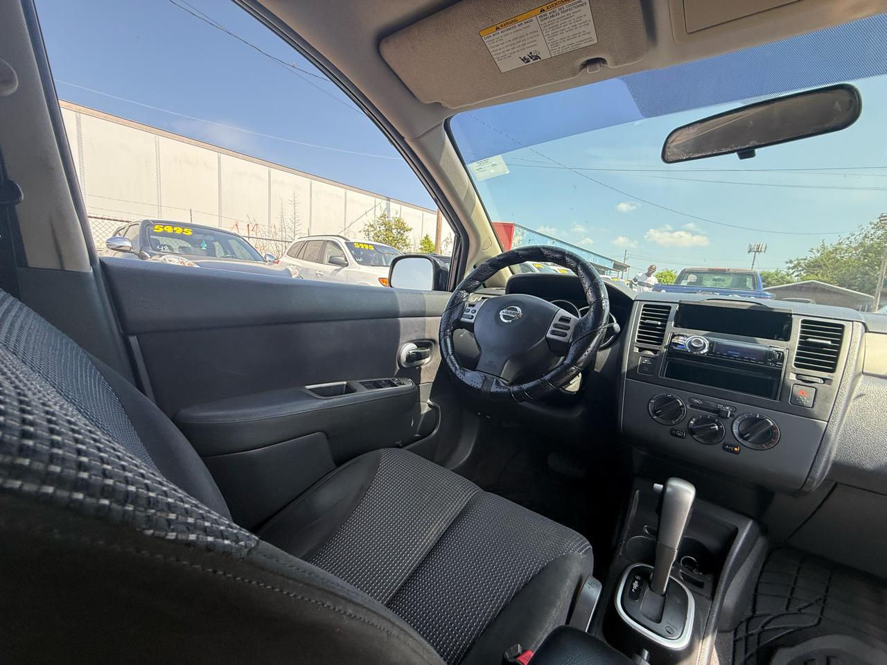 Nissan Versa 1.8 SL Hatchback 2011