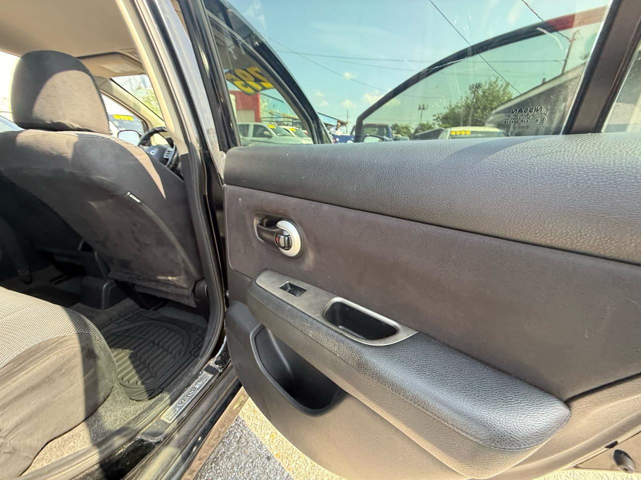 Nissan Versa 1.8 SL Hatchback 2011