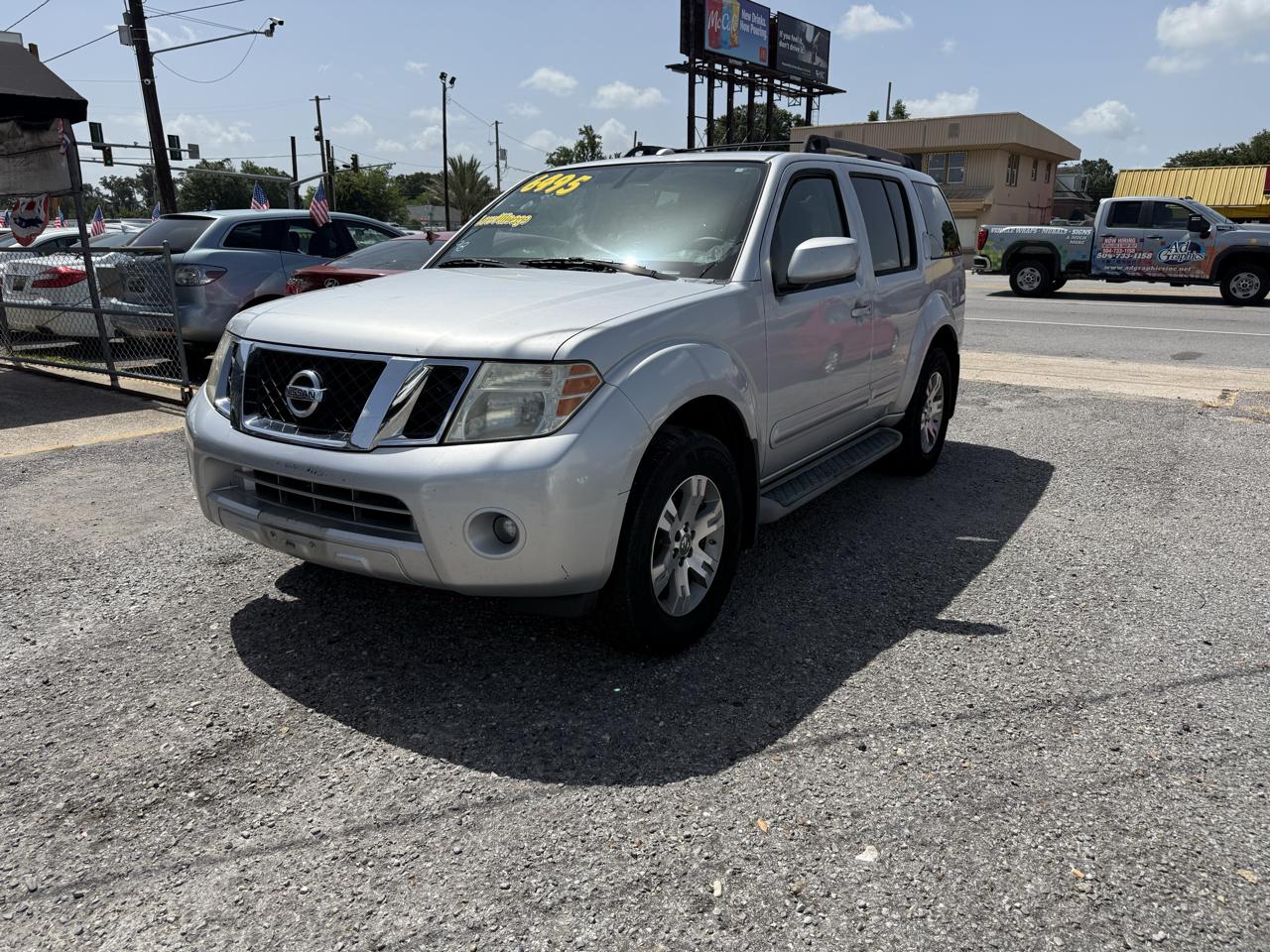 Nissan Pathfinder LE 4WD 2010