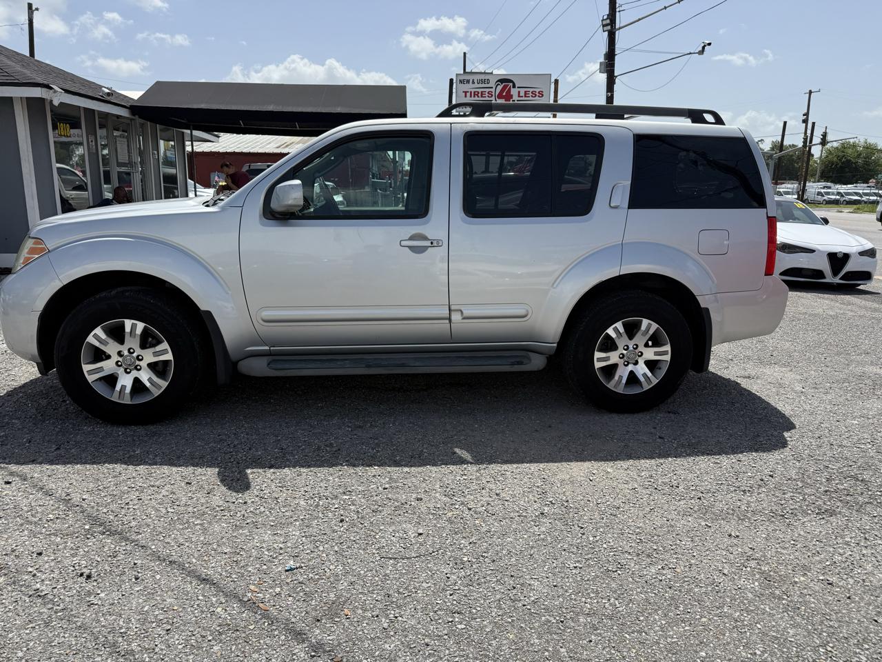 Nissan Pathfinder LE 4WD 2010
