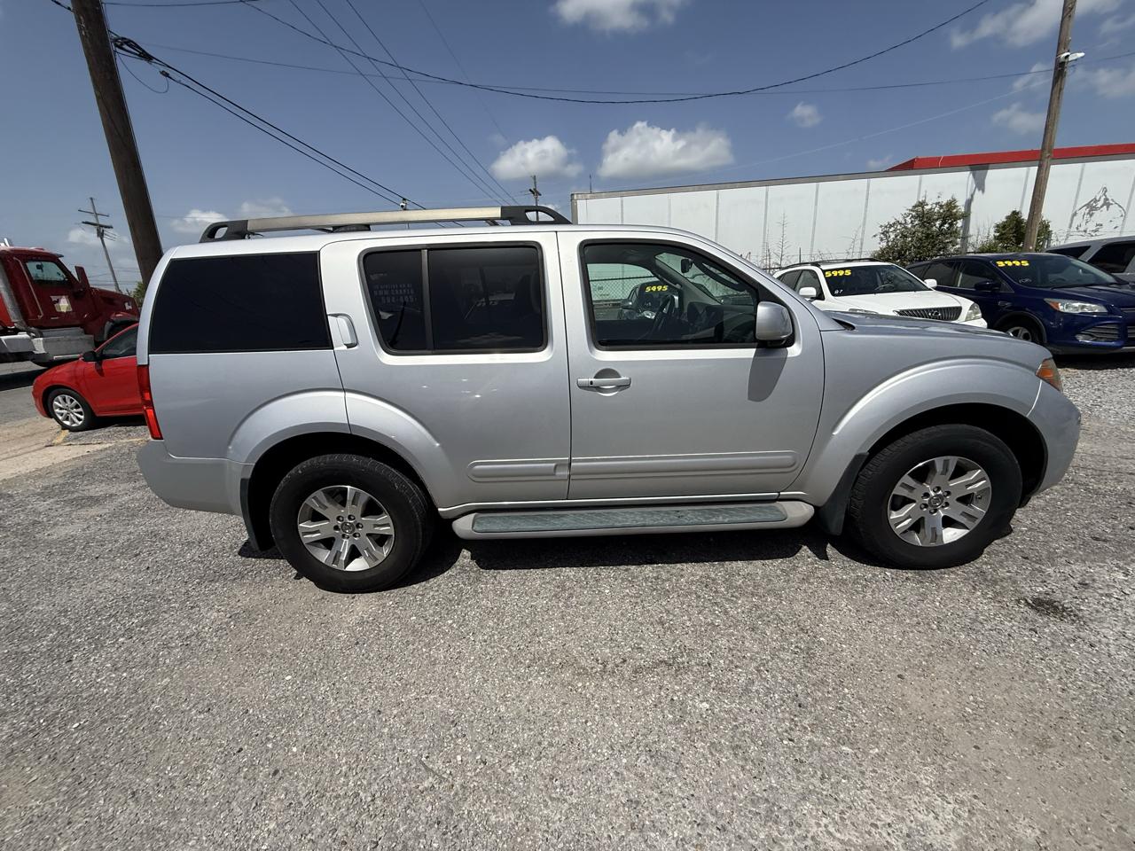Nissan Pathfinder LE 4WD 2010