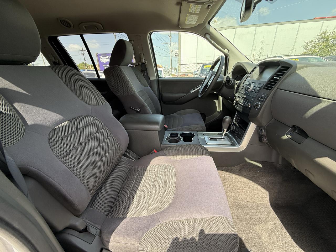 Nissan Pathfinder LE 4WD 2010