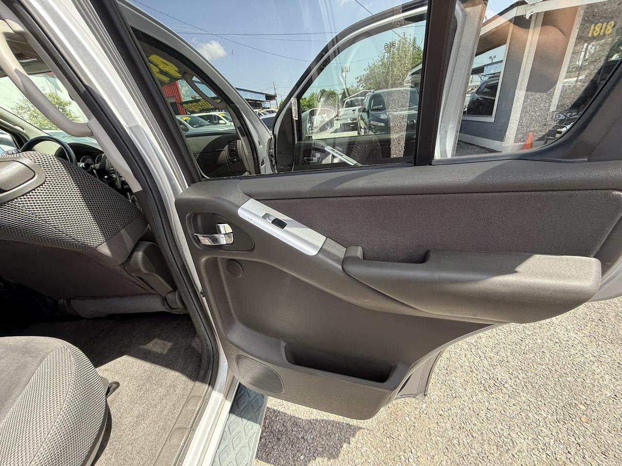 Nissan Pathfinder LE 4WD 2010