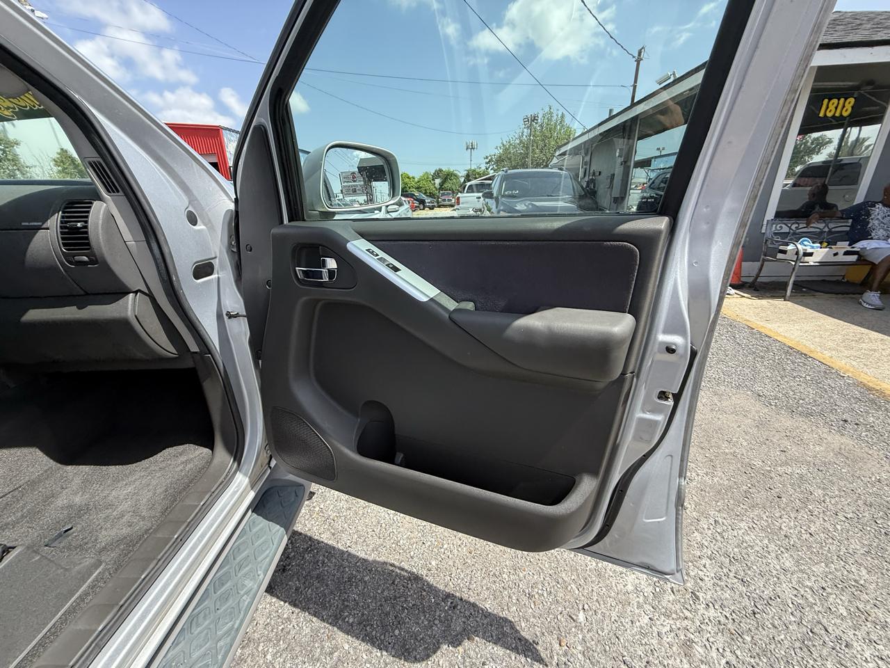 Nissan Pathfinder LE 4WD 2010