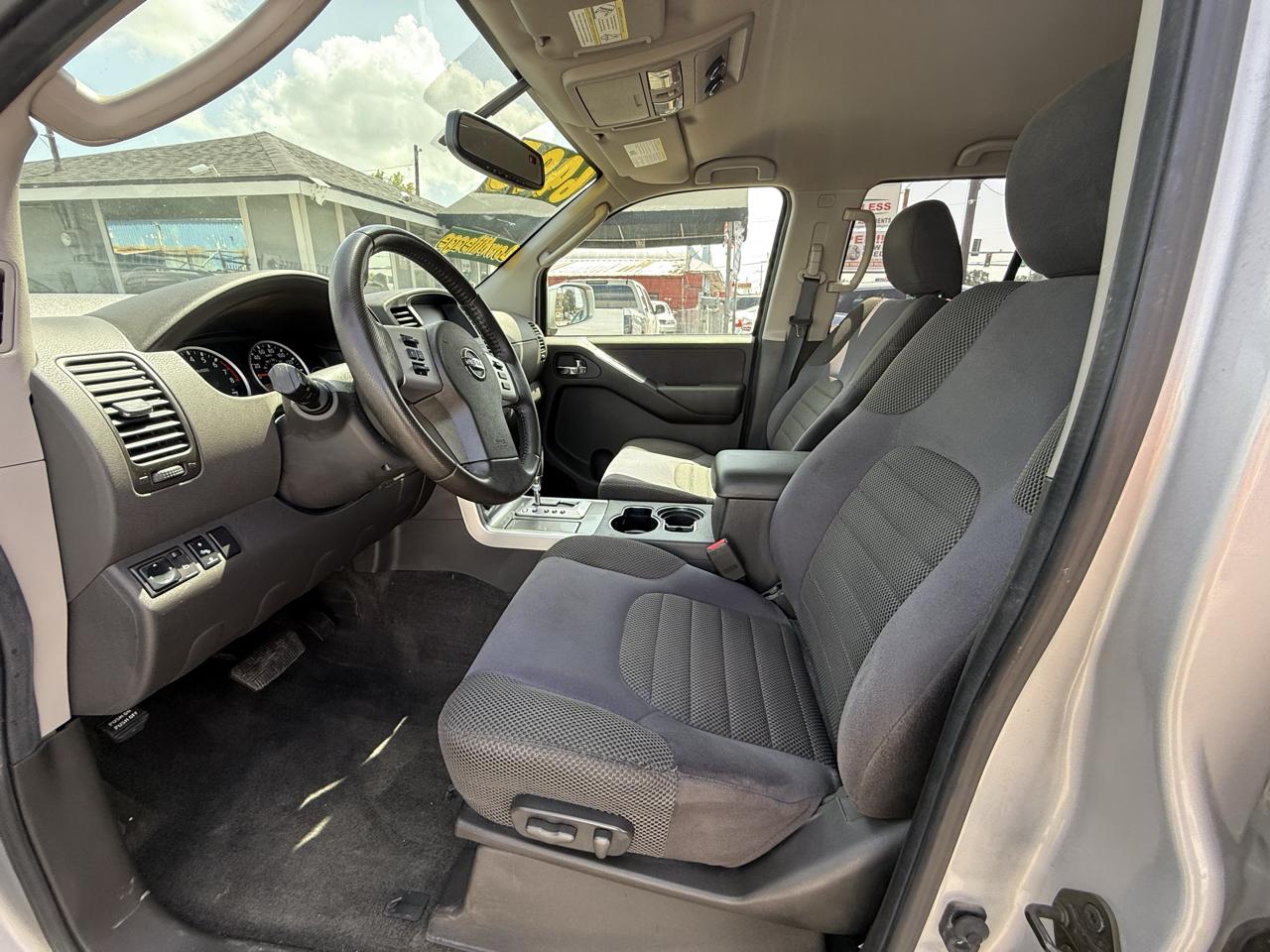 Nissan Pathfinder LE 4WD 2010