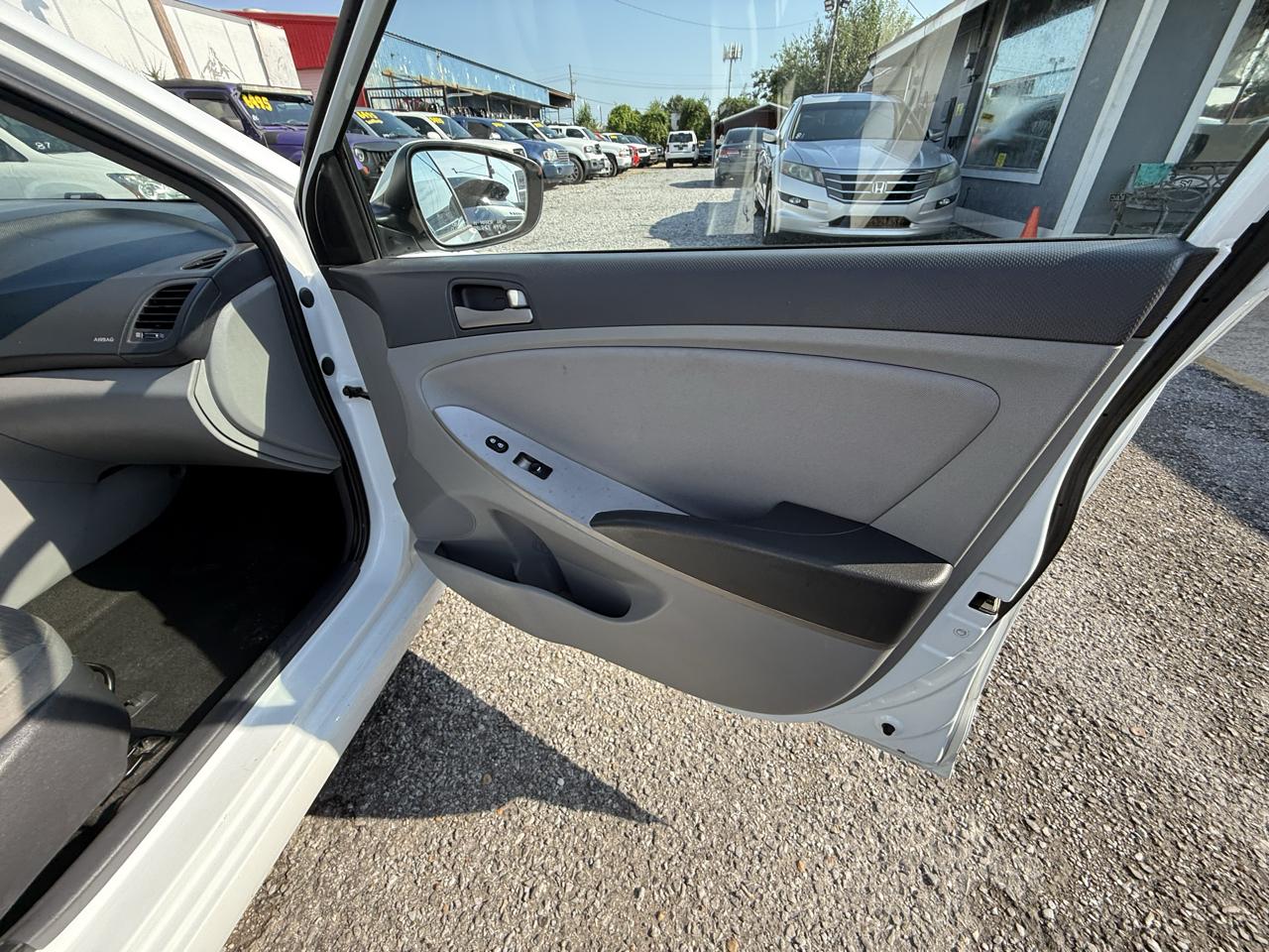 Hyundai Accent SE 4-Door 6A 2017