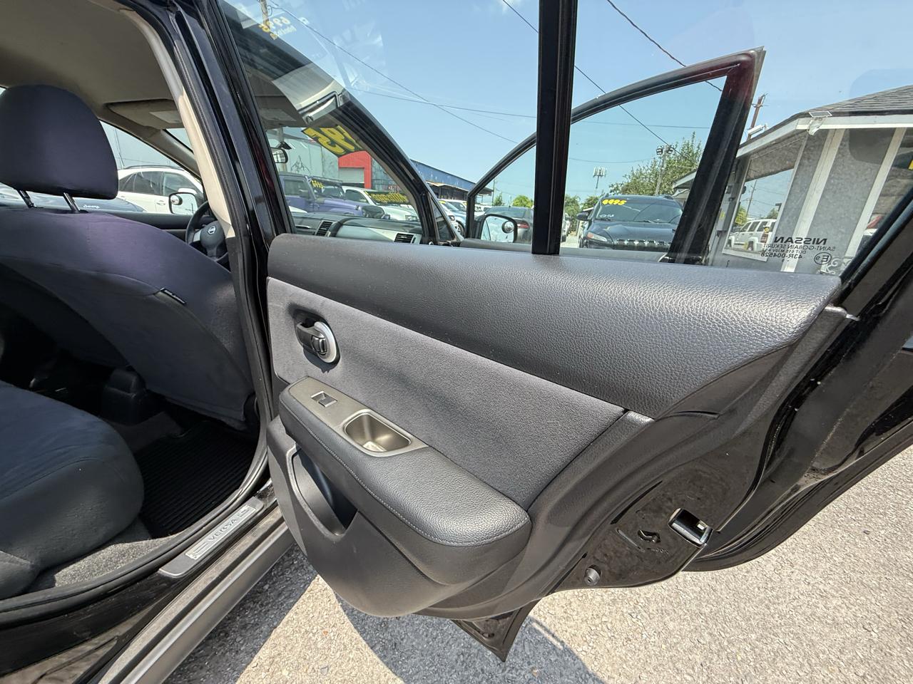 Nissan Versa 1.8 S Hatchback 2009