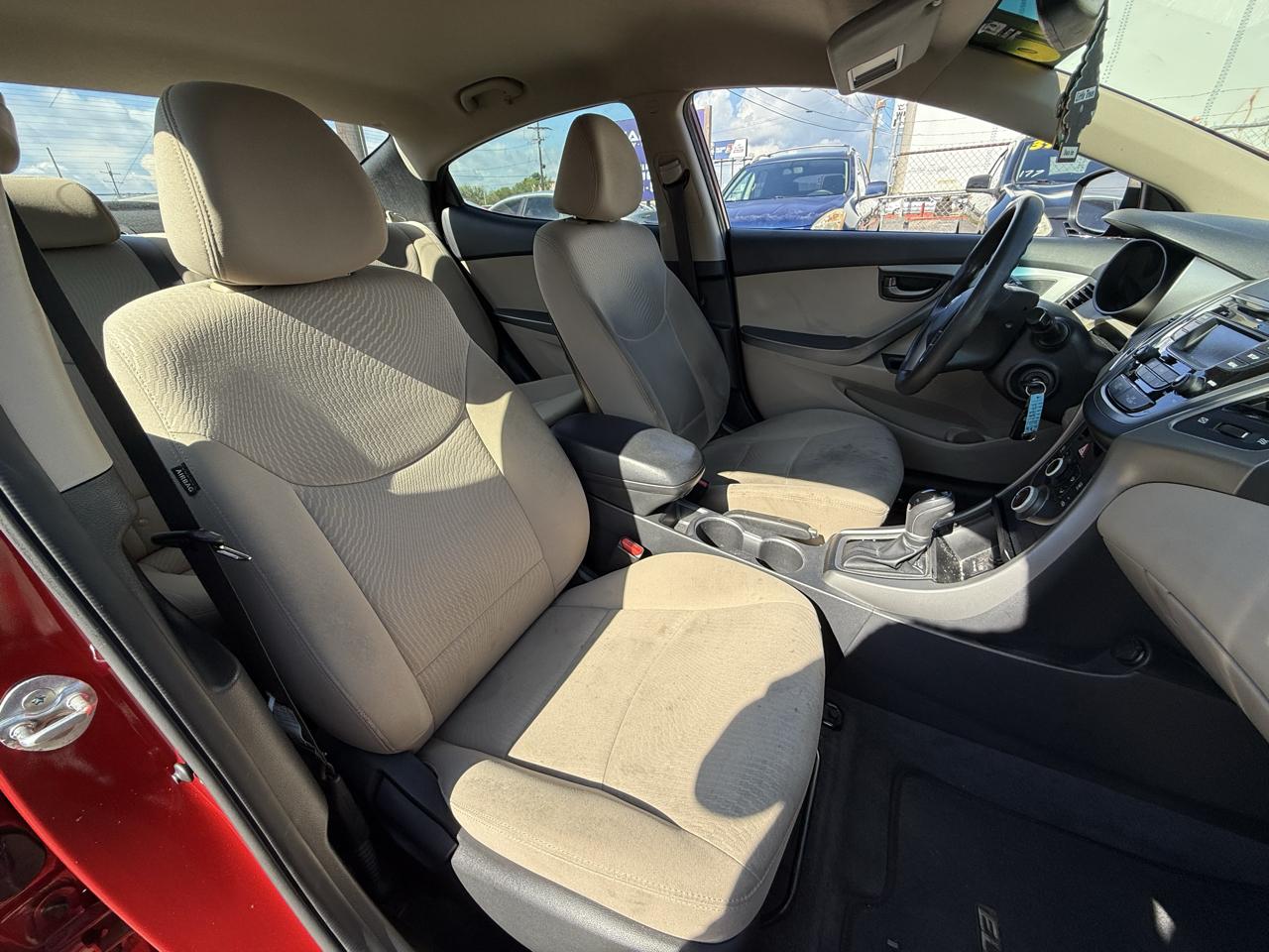 Hyundai Elantra SE 6AT 2016