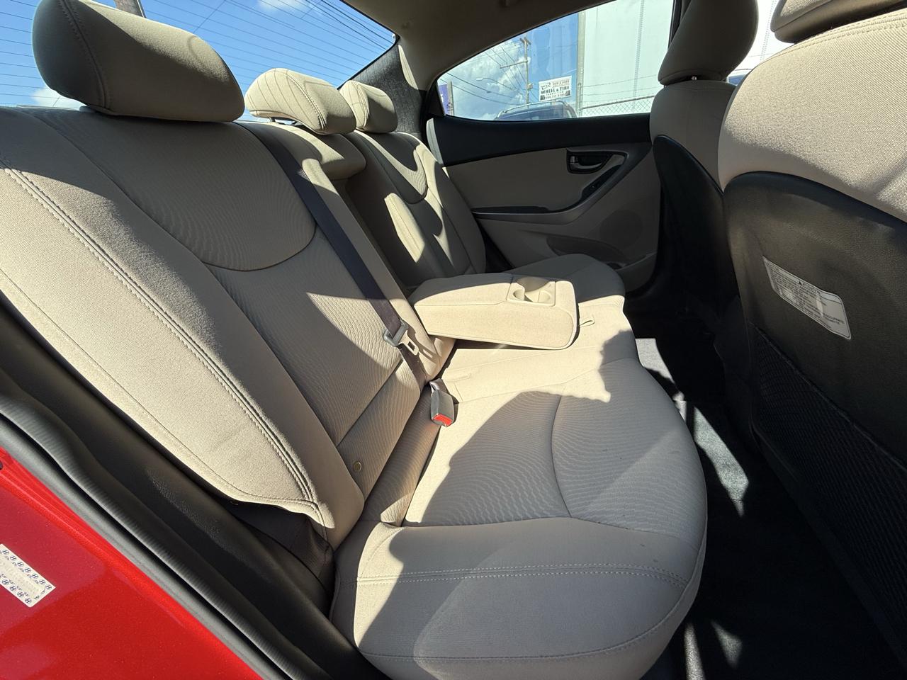 Hyundai Elantra SE 6AT 2016