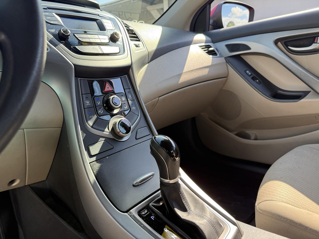 Hyundai Elantra SE 6AT 2016