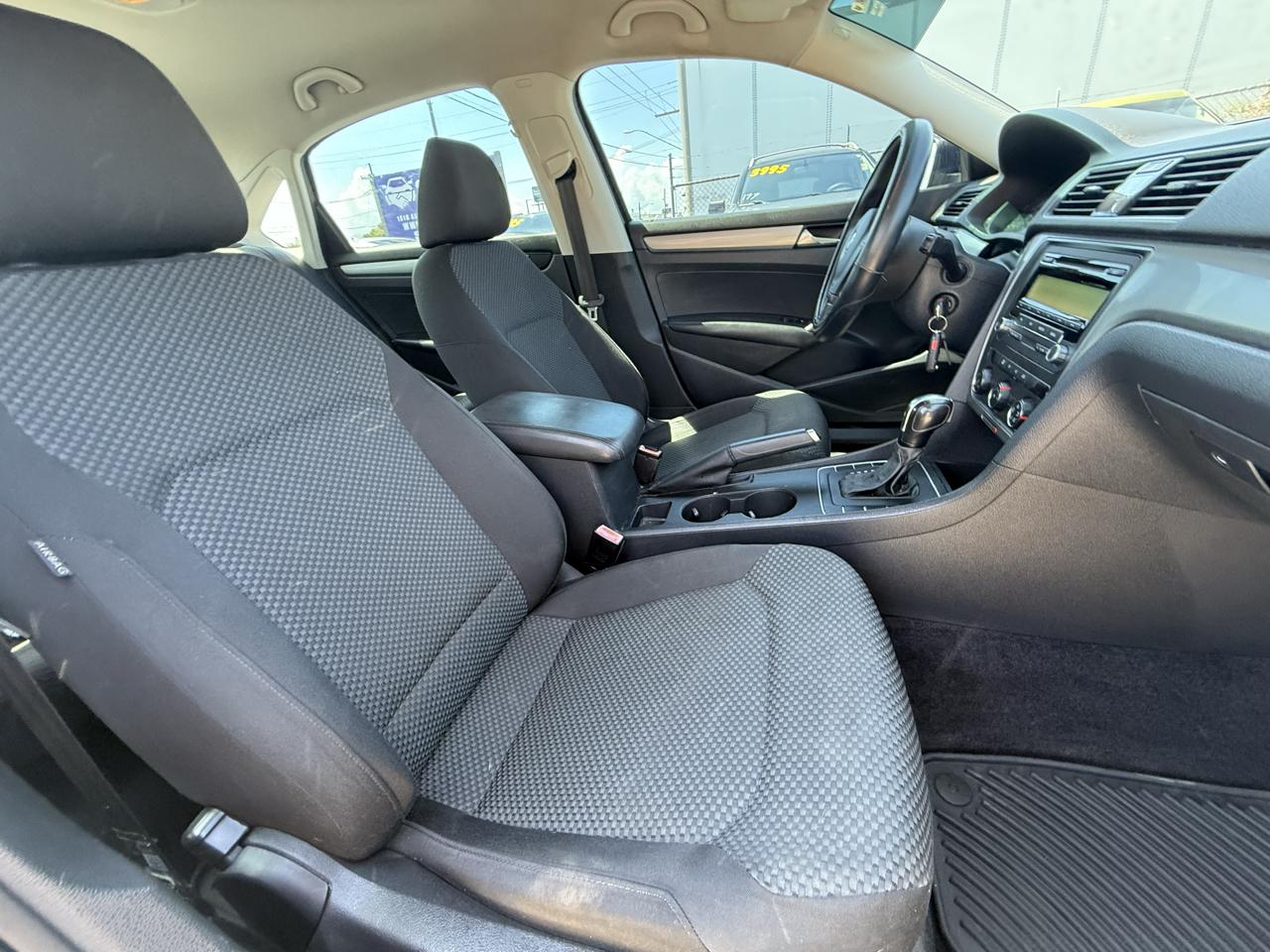 Volkswagen Passat 2.5L S W/Appearance 2014