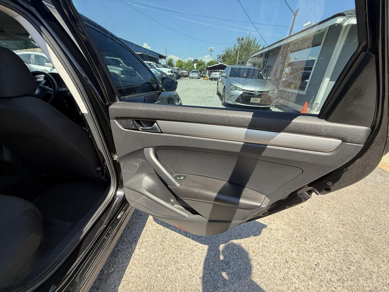 Volkswagen Passat 2.5L S W/Appearance 2014