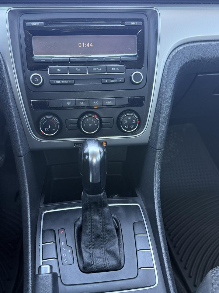 Volkswagen Passat 2.5L S W/Appearance 2014
