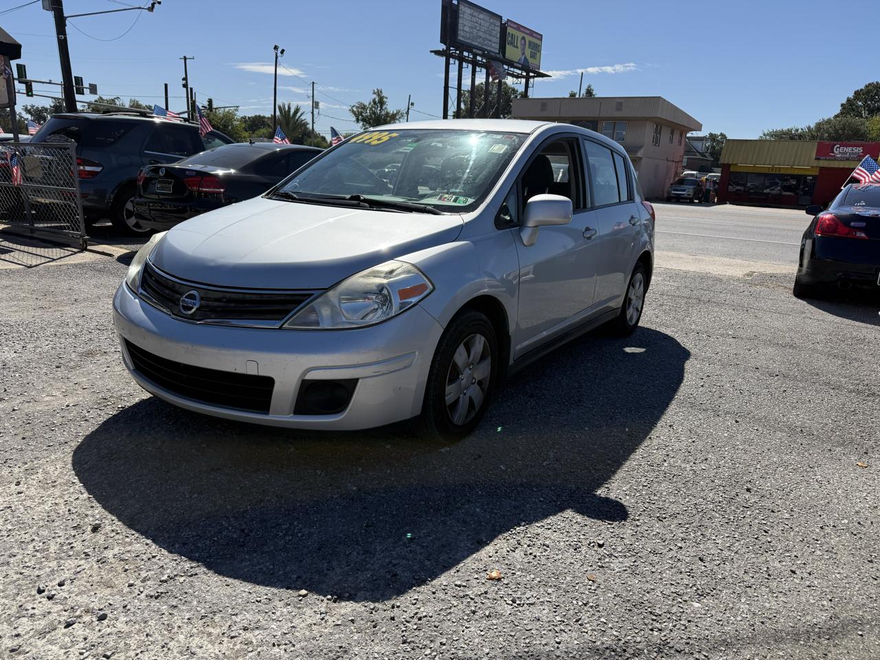 Nissan Versa 1.8 SL Hatchback 2011