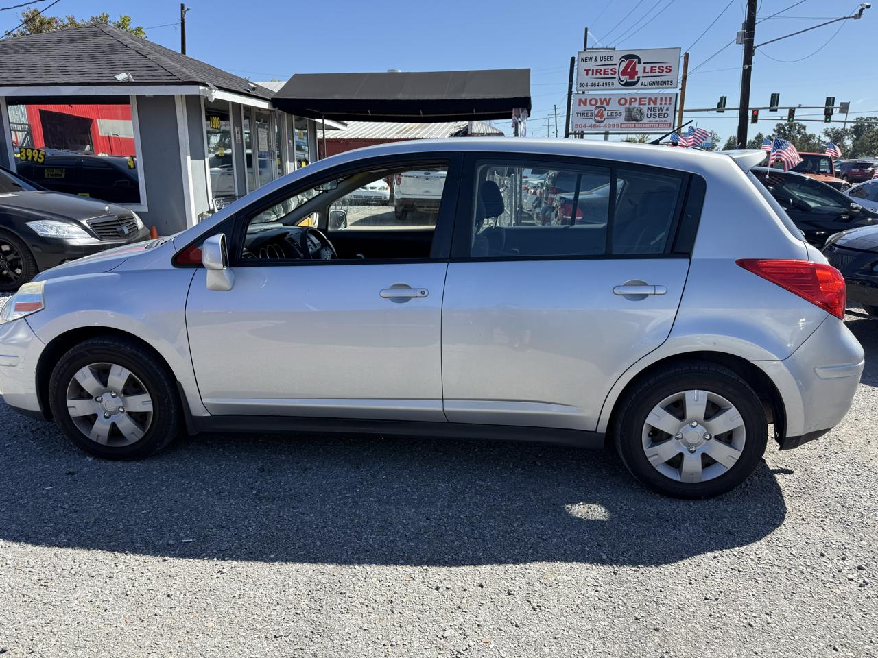 Nissan Versa 1.8 SL Hatchback 2011