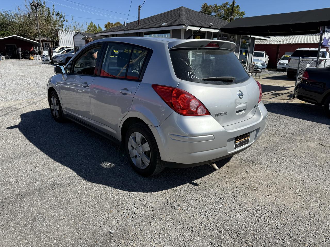 Nissan Versa 1.8 SL Hatchback 2011