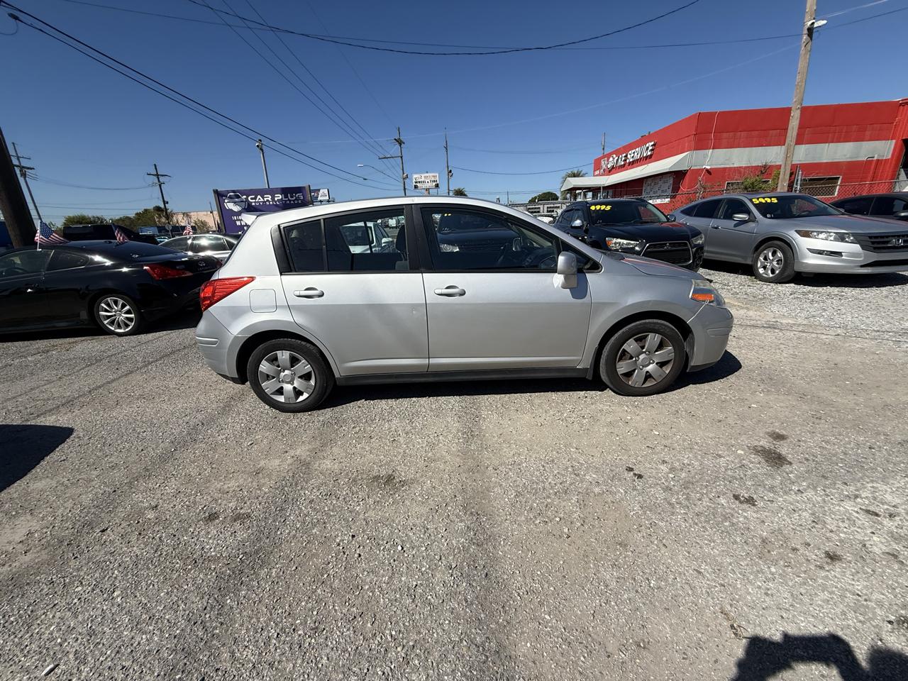 Nissan Versa 1.8 SL Hatchback 2011