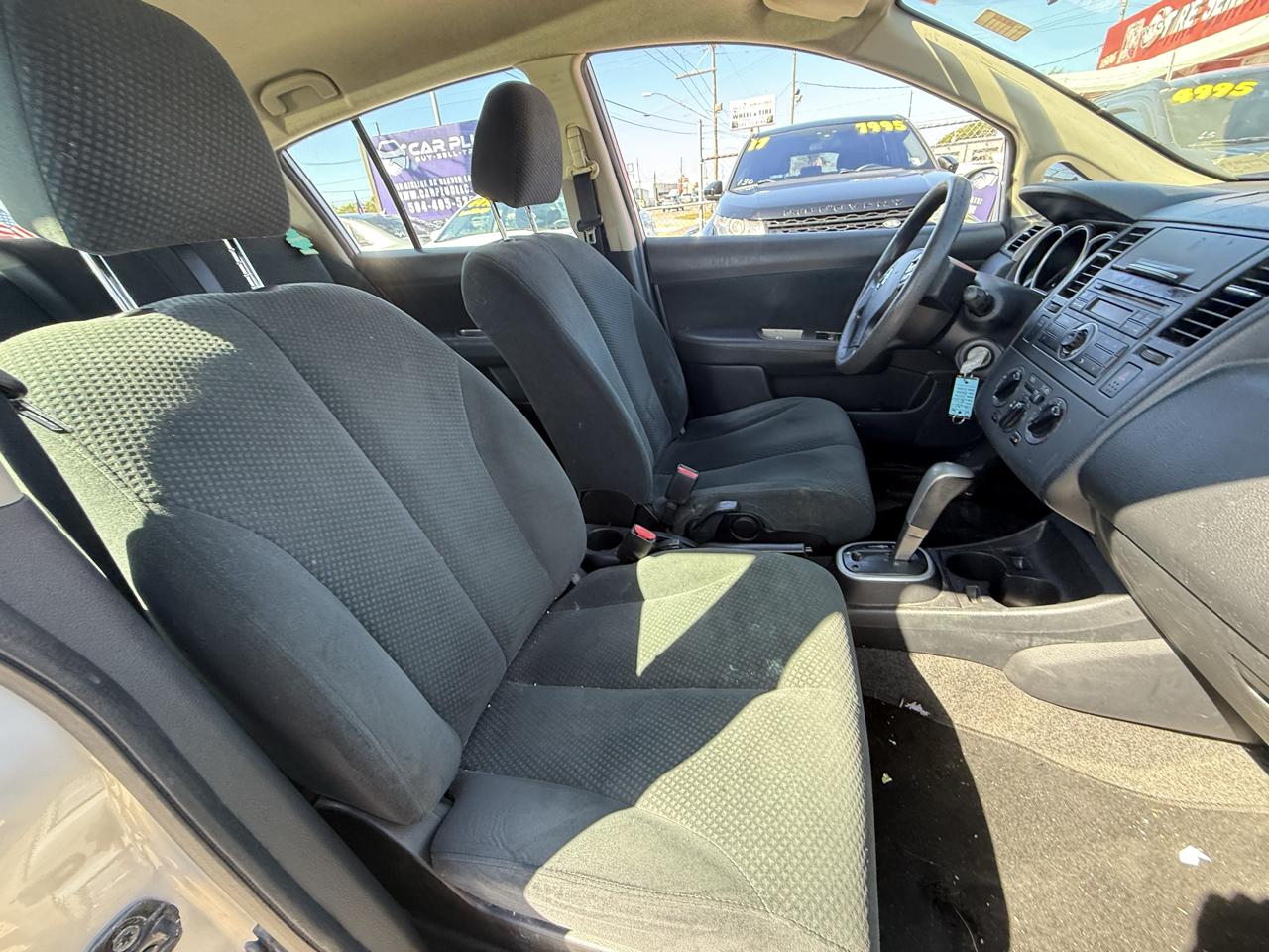 Nissan Versa 1.8 SL Hatchback 2011